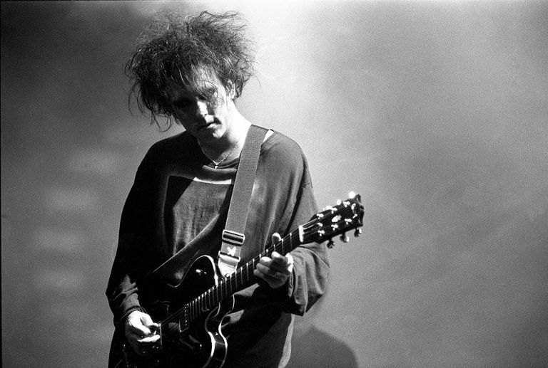 https://www.gettyimages.com/detail/news-photo/robert-smith-of-the-cure-performs-on-stage-at-glastonbury-news-photo/515817573?adppopup=true