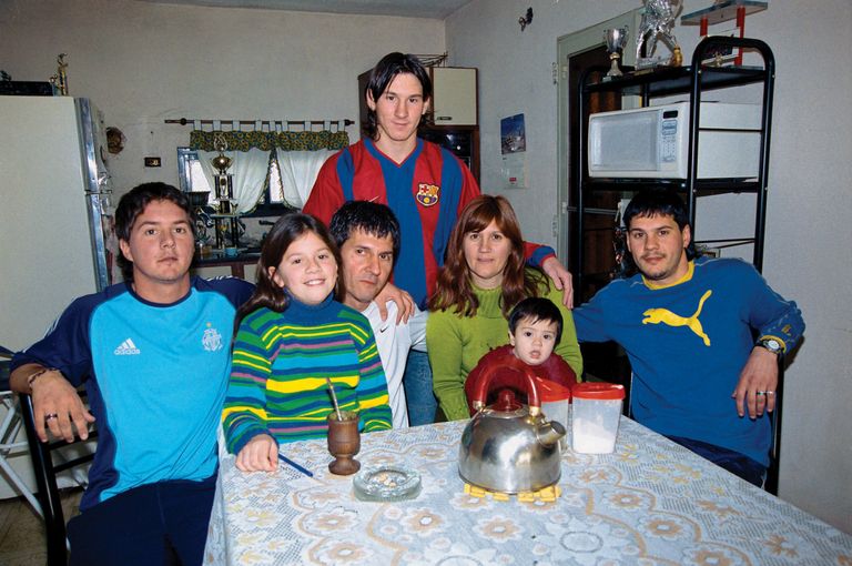 young Lionel Messi with his family