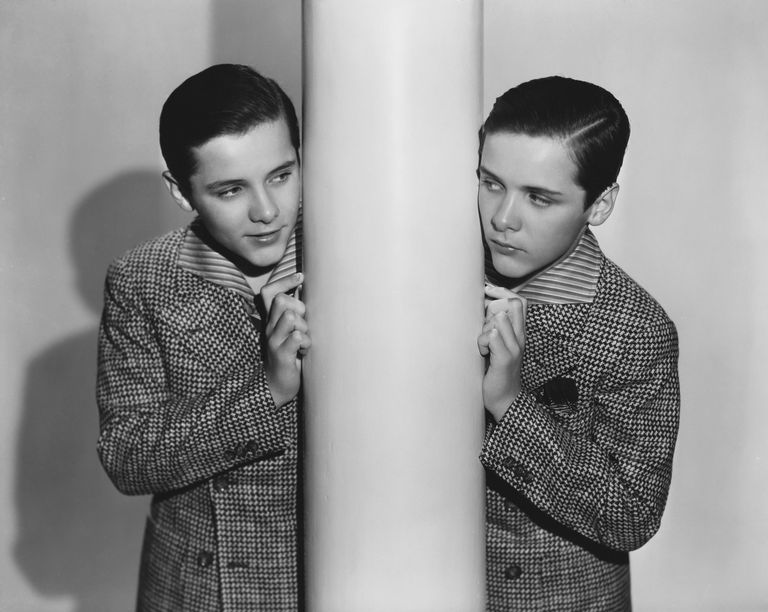 https://www.gettyimages.co.uk/detail/news-photo/twin-brothers-and-actors-billy-and-bobby-mauch-standing-on-news-photo/526878960 Billy Bobby Mauch