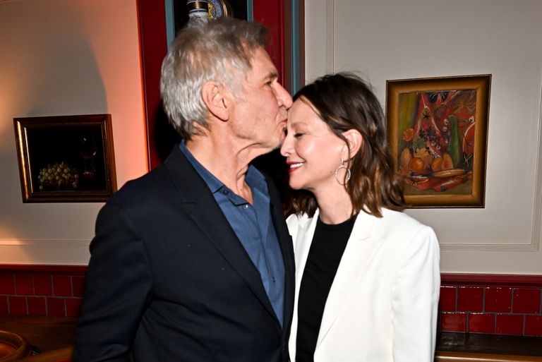 https://www.gettyimages.co.uk/detail/news-photo/harrison-ford-and-calista-flockhart-at-the-premiere-of-1923-news-photo/1245323407 Calista Flockhart Harrison Ford