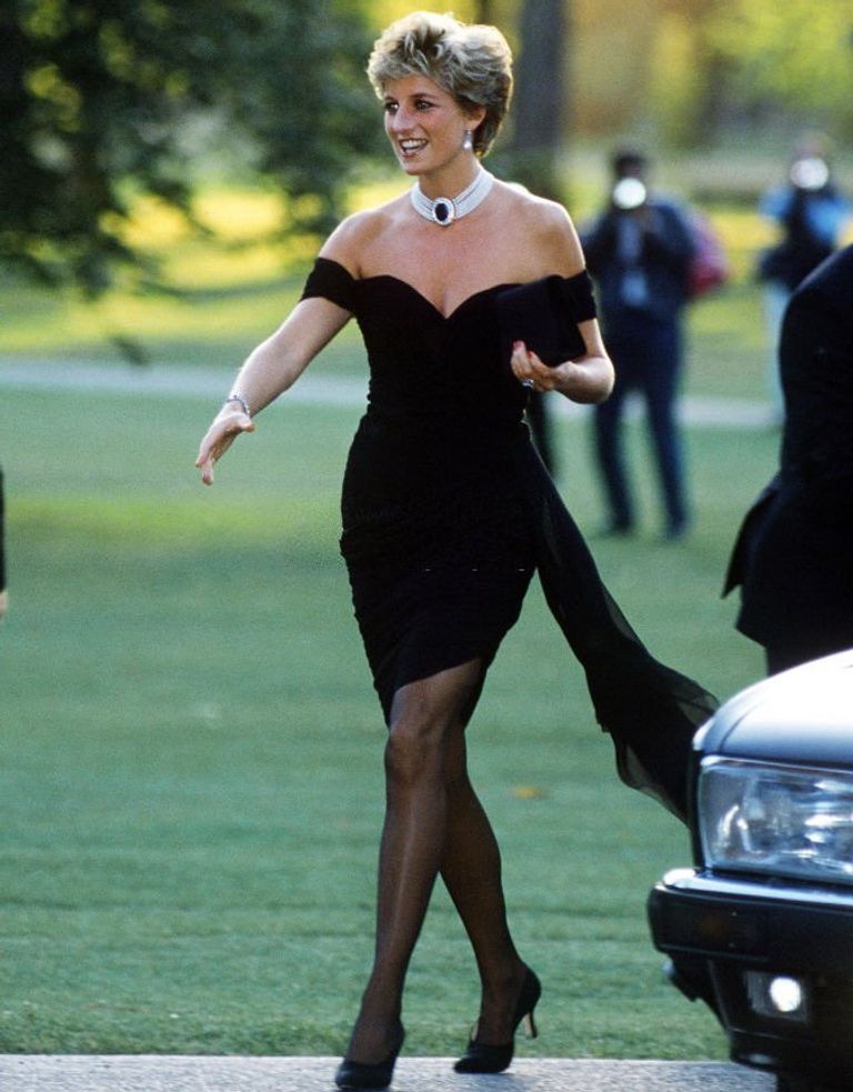 https://www.gettyimages.co.uk/detail/news-photo/princess-diana-arriving-at-the-serpentine-gallery-london-in-news-photo/73399197?phrase=princess%20diana%20%201994