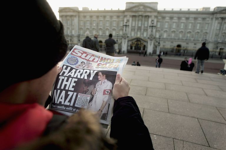 https://www.gettyimages.co.uk/detail/news-photo/man-is-seen-reading-a-copy-of-the-sun-newspaper-in-front-of-news-photo/51949034 Prince Harry newspaper