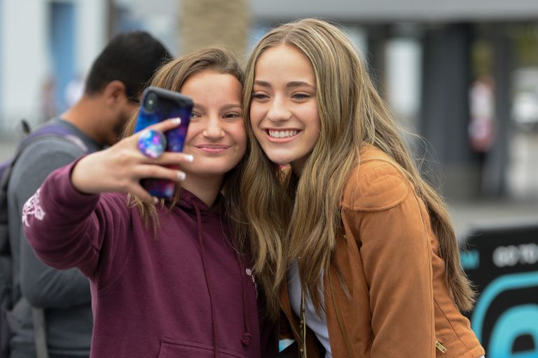 https://www.gettyimages.com/detail/news-photo/brynn-cartelli-takes-a-selfie-with-a-fan-at-extra-at-news-photo/961884952?phrase=%20Brynn%20Cartelli%20the%20voice