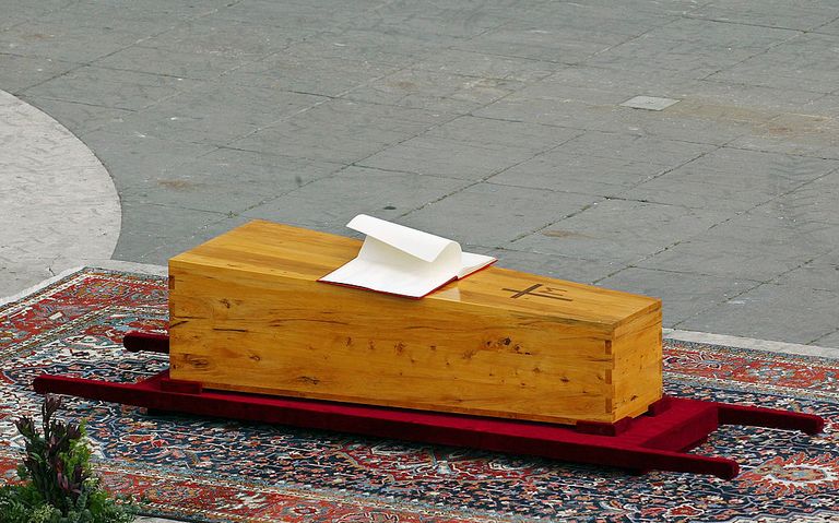 https://www.gettyimages.co.uk/detail/news-photo/the-coffin-of-pope-john-paul-ii-is-seen-in-in-st-peters-news-photo/52602275?phrase=pope%20burial