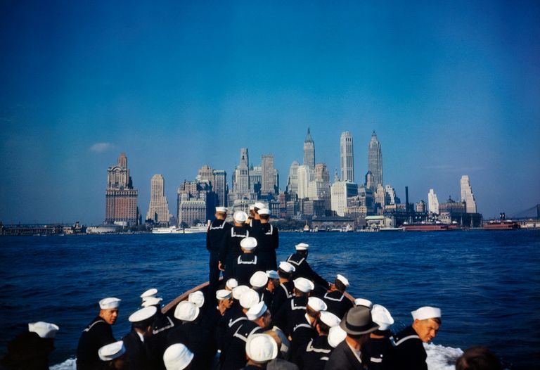 https://www.gettyimages.co.uk/detail/news-photo/sailors-from-uss-north-carolina-heading-for-the-new-york-news-photo/517442946 sailors approaching Manhattan