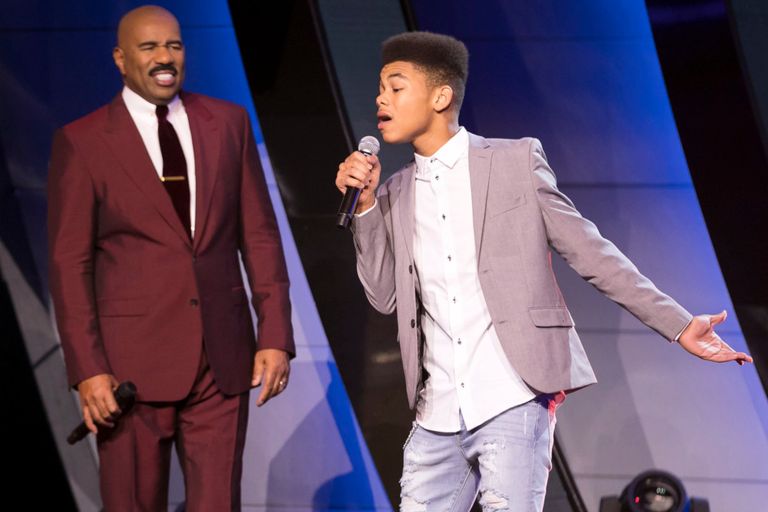 https://www.gettyimages.com/detail/news-photo/host-steve-harvey-with-contestant-cam-anthony-in-the-finale-news-photo/968143712?phrase=Cam%20Anthony%20