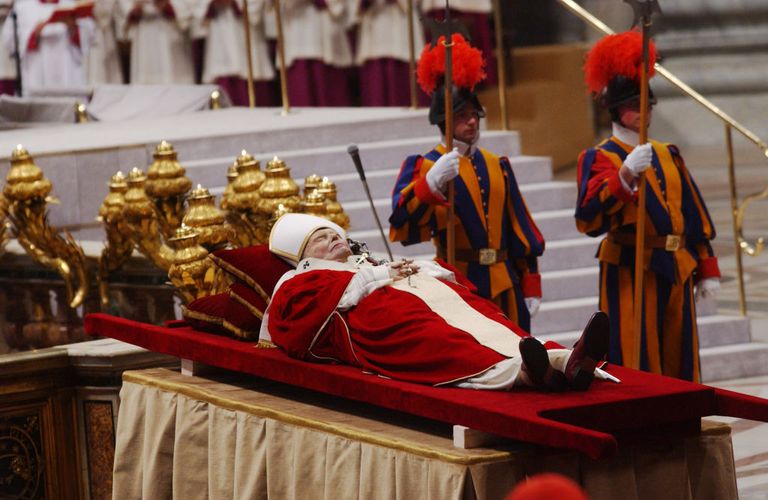 https://www.gettyimages.co.uk/detail/news-photo/the-body-of-pope-john-paul-ii-lies-in-state-in-st-peters-news-photo/52587236?phrase=John%20Paul%20II%20dead