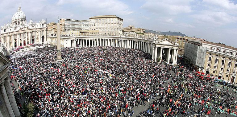 https://www.gettyimages.co.uk/detail/news-photo/mourners-stand-in-st-peters-square-during-the-funeral-for-news-photo/52602144?phrase=Johnhttps://www.gettyimages.co.uk/detail/news-photo/mourners-stand-in-st-peters-square-during-the-funeral-for-news-photo/52602144?phrase=John%20Paul%20II%20mourn%20Paul%20II%20mourn