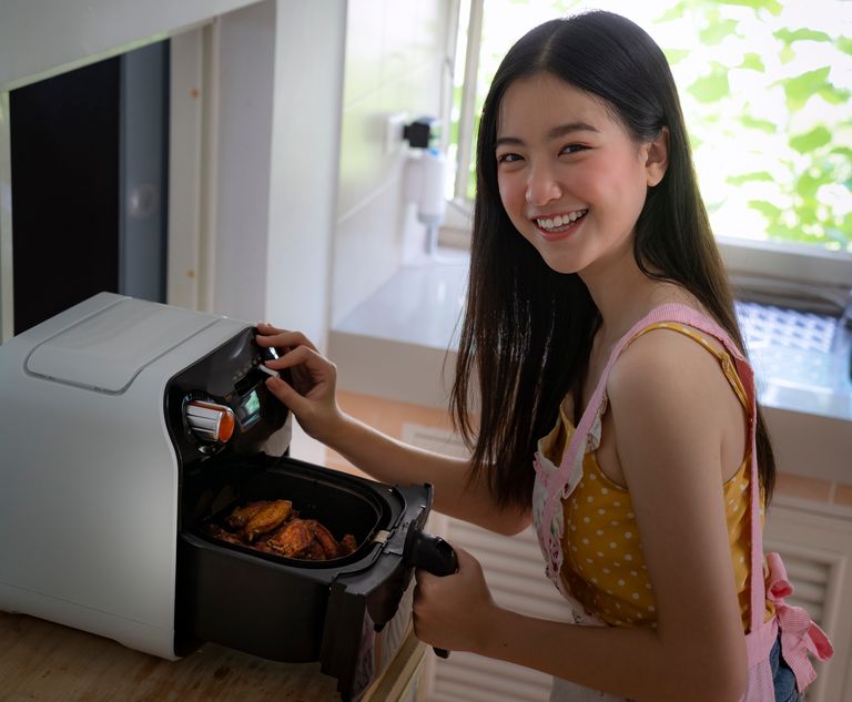 https://www.gettyimages.co.uk/detail/photo/asian-girl-cooking-a-fried-chicken-by-air-fryer-royalty-free-image/1226349277?phrase=Air%20Fryer%20pizza