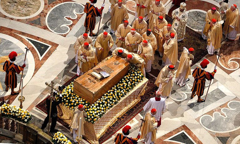 https://www.gettyimages.co.uk/detail/news-photo/cardinalsi-pray-in-front-of-the-coffin-of-john-paul-ii-at-news-photo/113304449?phrase=%20pope%20coffin