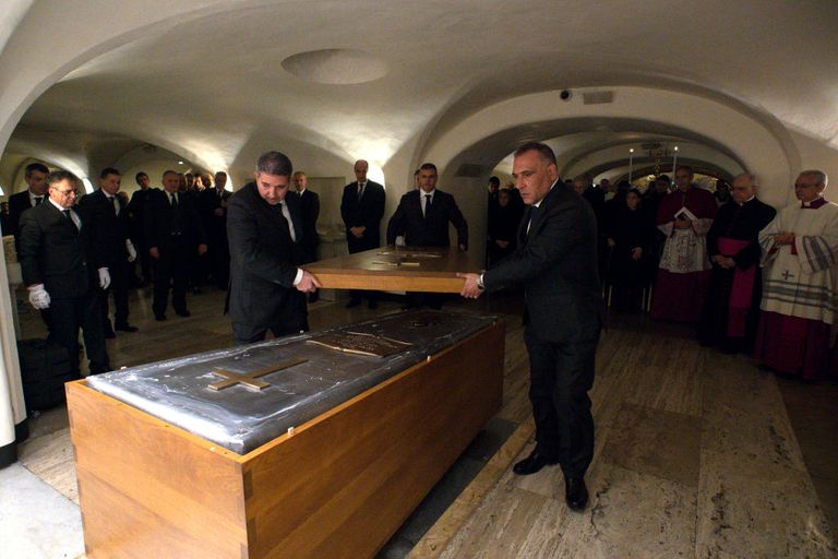 https://www.gettyimages.co.uk/detail/news-photo/the-coffin-of-pope-emeritus-benedict-xvi-is-buried-in-the-news-photo/1454395294?phrase=%20pope%20coffin