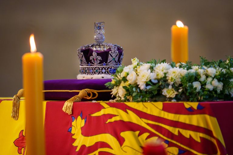 https://www.gettyimages.co.uk/detail/news-photo/general-view-of-the-imperial-state-crown-as-the-coffin-news-photo/1423904274?phrase=queen%20elizabeth%20coffin