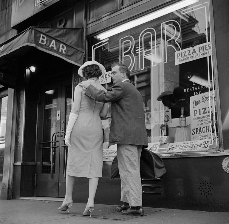 https://www.gettyimages.co.uk/detail/news-photo/couple-about-to-enter-a-new-york-bar-news-photo/3362929?phrase=New%20York%20bar&adppopup=true