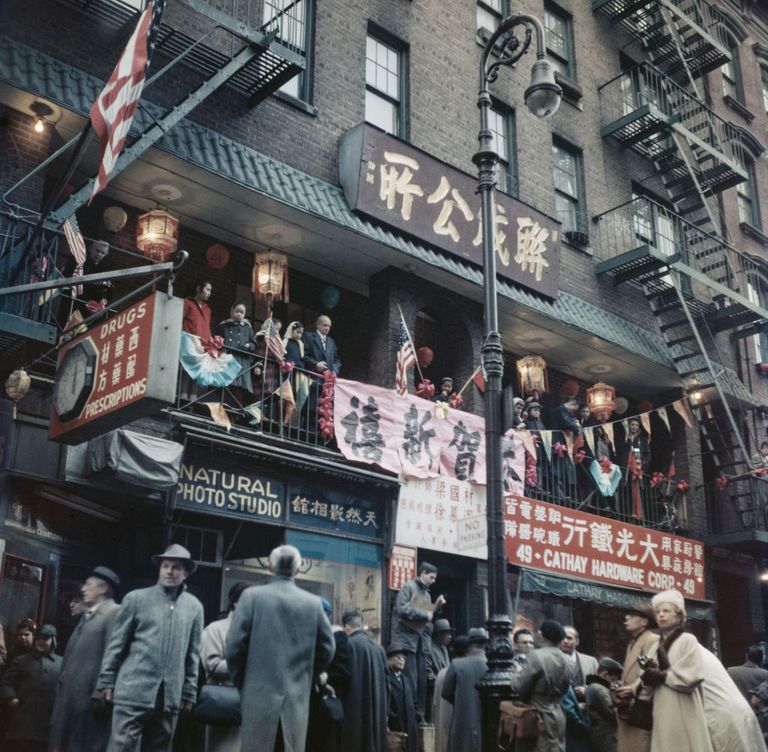 https://www.gettyimages.co.uk/detail/news-photo/spectators-on-a-balcony-in-chinatown-manhattan-during-news-photo/1027104306?phrase=1960%20New%20York&adppopup=true