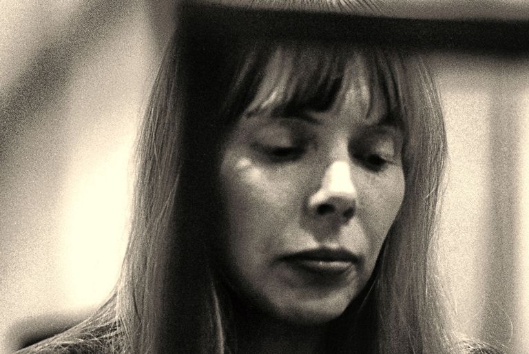 https://www.gettyimages.co.uk/detail/news-photo/joni-mitchell-looking-down-at-the-keyboard-of-a-piano-in-news-photo/1159443601 Joni Mitchell