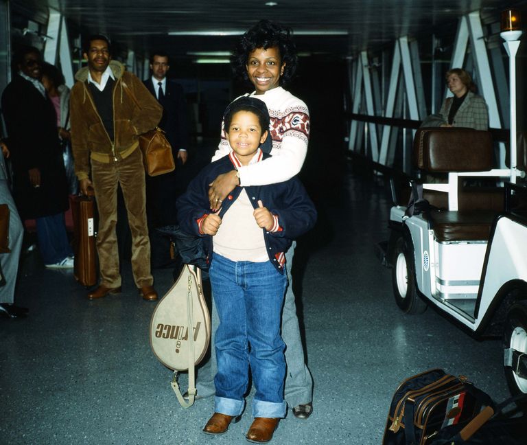 https://www.gettyimages.co.uk/detail/news-photo/gladys-knight-with-her-son-shanga-and-some-of-her-road-crew-news-photo/637653294 Gladys Knight Shanga