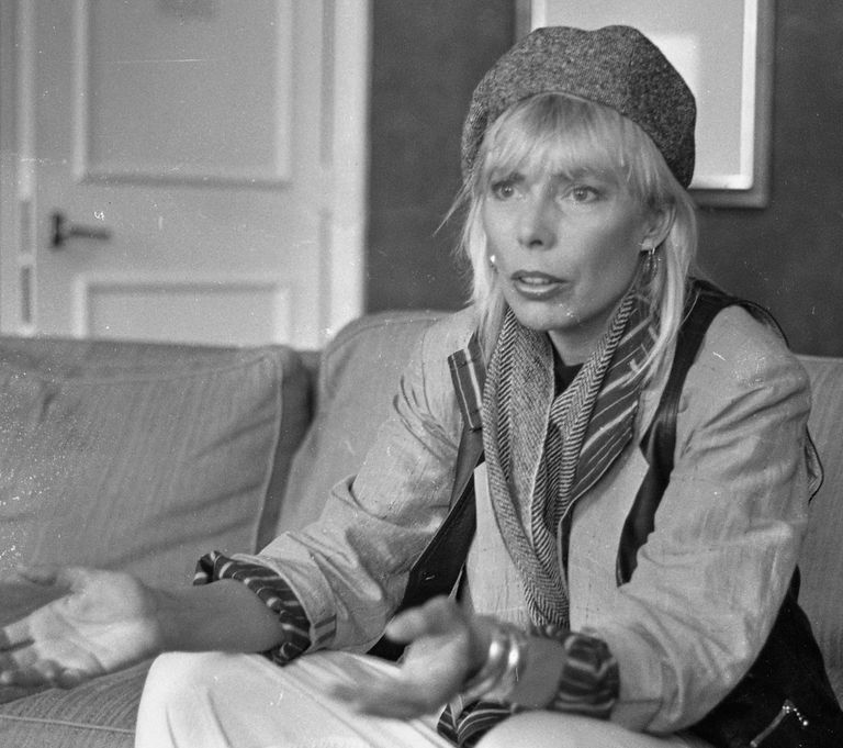 https://www.gettyimages.co.uk/detail/news-photo/singer-joni-mitchell-in-her-shelbourne-hotel-suite-dublin-news-photo/1171110244 Joni Mitchell