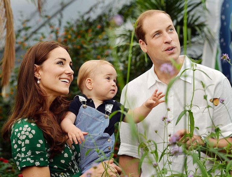 https://www.gettyimages.com/detail/news-photo/catherine-duchess-of-cambridge-holds-prince-george-as-he-news-photo/452491042?phrase=Kate%20Middleton