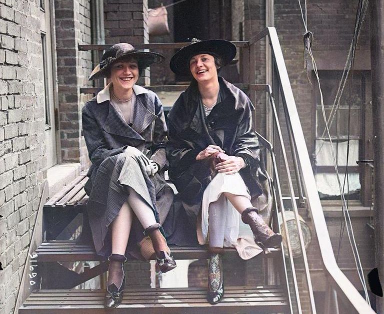 https://www.gettyimages.co.uk/detail/news-photo/new-york-ny-miss-louise-white-and-miss-winifred-brown-sit-news-photo/515354690?phrase=1910s%20new%20york&adppopup=true