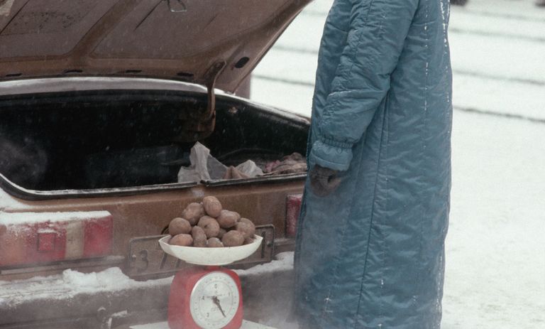 https://www.gettyimages.co.uk/detail/news-photo/woman-selling-potatoes-out-of-car-trunk-news-photo/635235477?phrase=selling%20from%20boot%20of%20car&adppopup=true