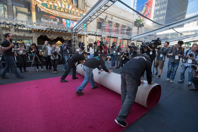 https://www.gettyimages.co.uk/detail/news-photo/workers-lay-carpet-on-hollywood-boulevard-during-the-news-photo/512083184 Oscars red carpet
