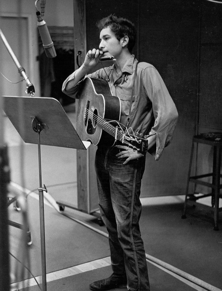https://www.gettyimages.co.uk/detail/news-photo/bob-dylan-recording-his-first-album-bob-dylan-in-front-of-a-news-photo/74269191 Bob Dylan