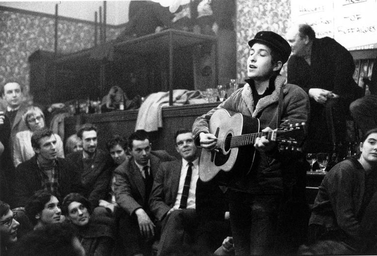 https://www.gettyimages.co.uk/detail/news-photo/american-folk-singer-songwriter-bob-dylan-performing-live-news-photo/92639973 Bob Dylan