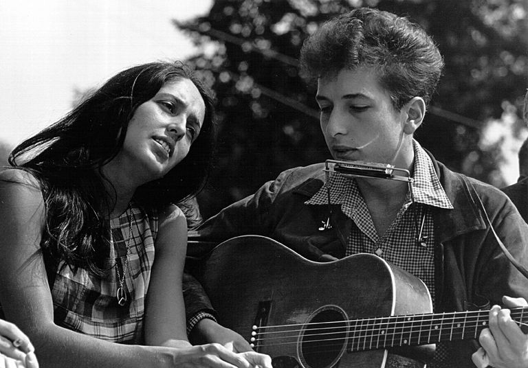 https://www.gettyimages.co.uk/detail/news-photo/folk-singers-joan-baez-and-bob-dylan-perform-during-a-civil-news-photo/807907 Joan Baez Bob Dylan