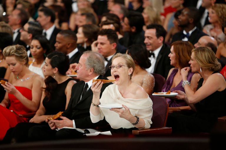 https://www.gettyimages.co.uk/detail/news-photo/ellen-degeneres-hands-out-a-pizza-she-ordered-from-news-photo/567411081 Oscars Meryl Streep