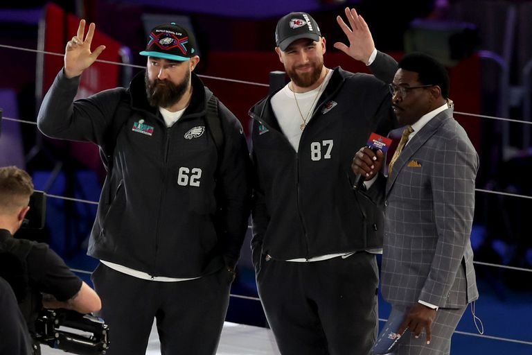 https://www.gettyimages.co.uk/detail/news-photo/brothers-jason-kelce-of-the-philadelphia-eagles-and-travis-news-photo/1463612924?phrase=Travis%20And%20Jason%20Kelce