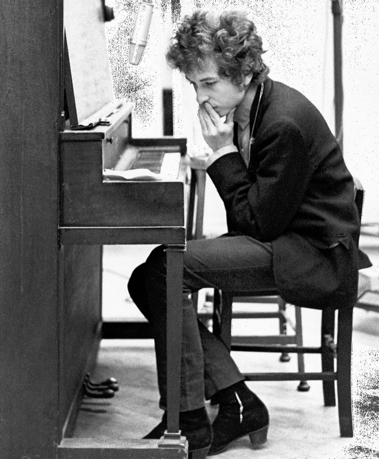 https://www.gettyimages.co.uk/detail/news-photo/bob-dylan-plays-harmonica-and-piano-to-a-microphone-during-news-photo/74261574 Bob Dylan