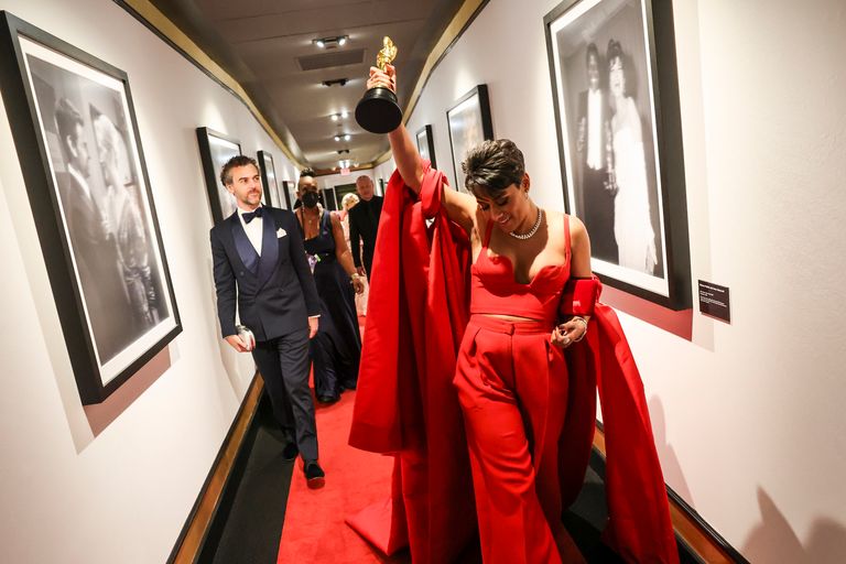 https://www.gettyimages.co.uk/detail/news-photo/ariana-debose-holds-her-oscar-for-best-supporting-actress-news-photo/1239561337 Oscars Ariana DeBose