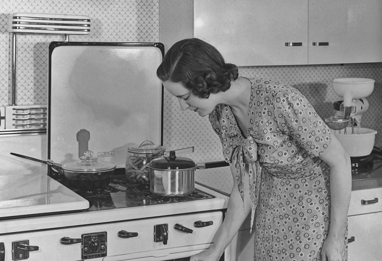 https://www.gettyimages.co.uk/detail/news-photo/woman-with-the-oven-door-open-tends-to-her-cooking-circa-news-photo/108434445