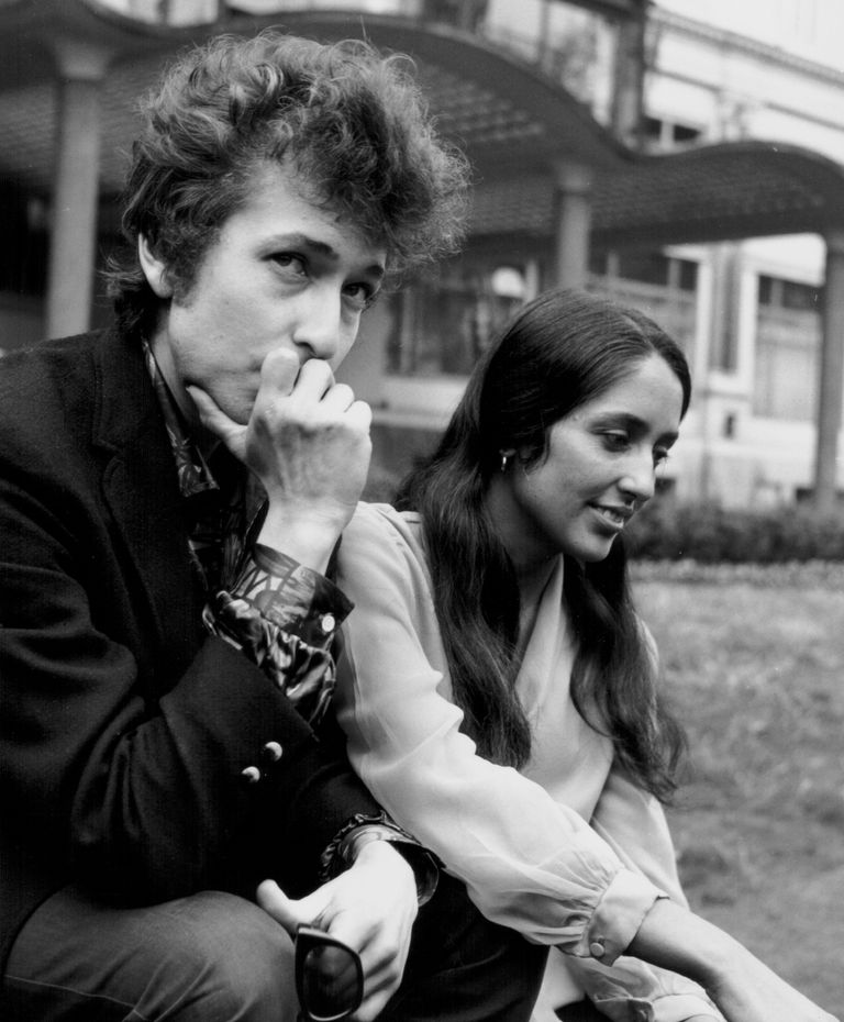https://www.gettyimages.co.uk/detail/news-photo/portrait-of-singers-bob-dylan-and-joan-baez-sitting-news-photo/500772625 Bob Dylan Joan Baez