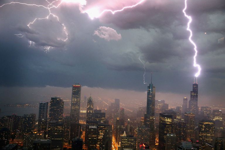https://www.gettyimages.co.uk/detail/news-photo/lightning-strikes-the-willis-tower-in-downtown-on-june-12-news-photo/170398573?phrase=Thunderstorm%20%20USA