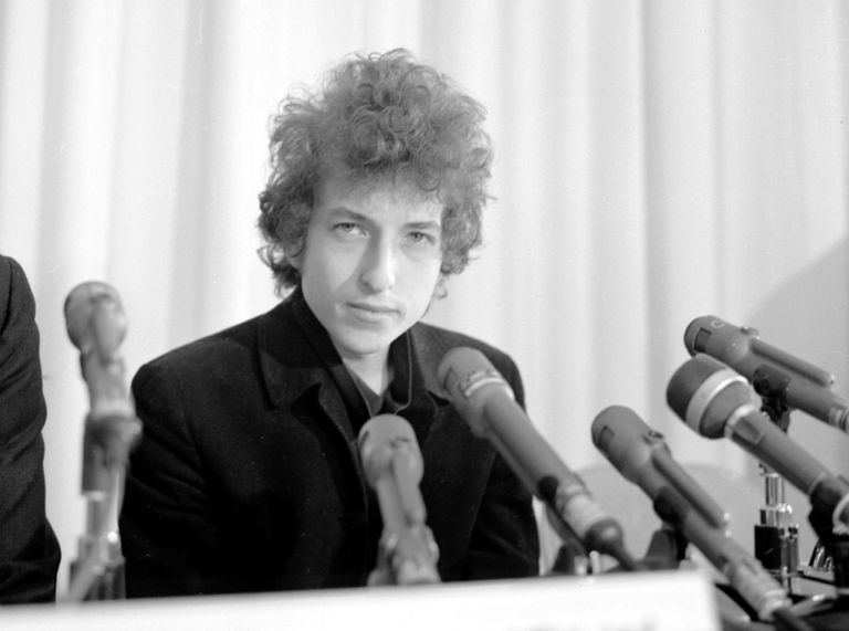 https://www.gettyimages.co.uk/detail/news-photo/bob-dylan-holds-court-at-a-press-conference-on-december-16-news-photo/73991722 Bob Dylan
