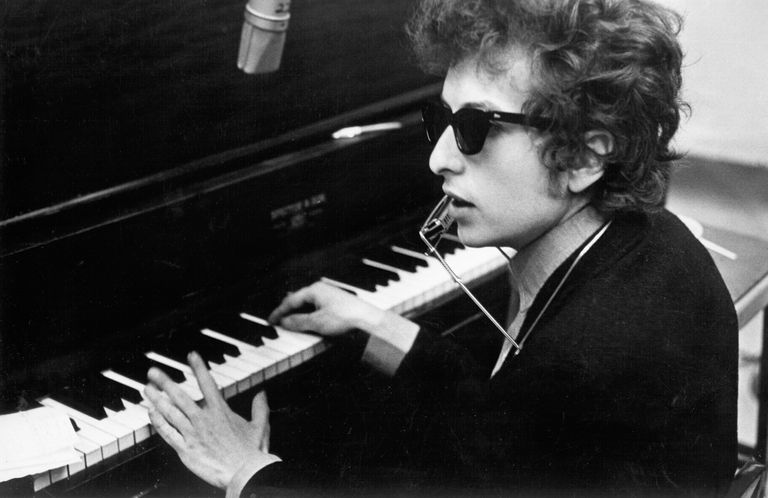 https://www.gettyimages.co.uk/detail/news-photo/bob-dylan-plays-piano-with-a-harmonica-around-his-neck-news-photo/74261569 Bob Dylan