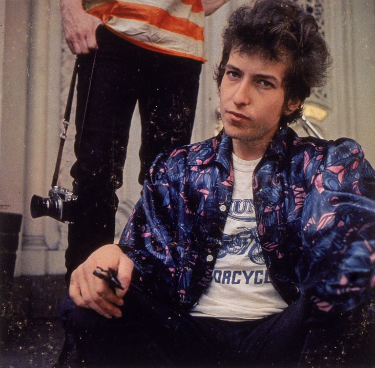 https://www.gettyimages.co.uk/detail/news-photo/american-folk-singer-bob-dylans-album-cover-for-highway-61-news-photo/2640754 Bob Dylan