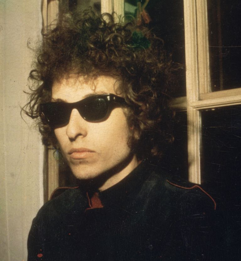 https://www.gettyimages.co.uk/detail/news-photo/headshot-of-american-singer-bob-dylan-wearing-sunglasses-news-photo/3200250 Bob Dylan