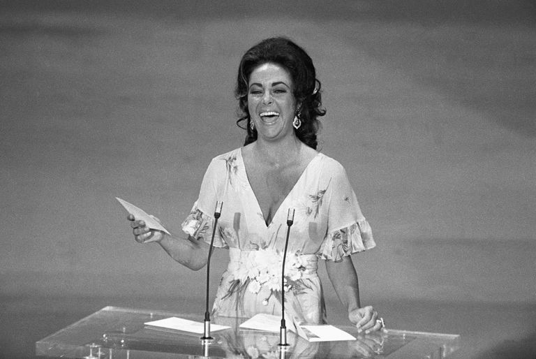 https://www.gettyimages.co.uk/detail/news-photo/hollywood-ca-moments-after-the-best-actor-award-news-photo/515112404 Oscars Elizabeth Taylor