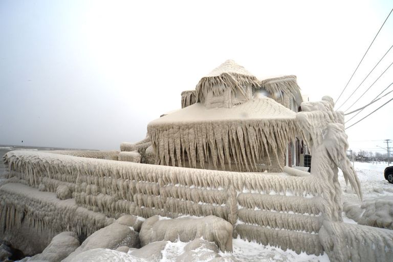 https://www.gettyimages.co.uk/detail/news-photo/ice-covers-hoaks-restaurant-along-the-lake-erie-shoreline-news-photo/1245812225?phrase=extreme%20weather%20in%20the%20US%20