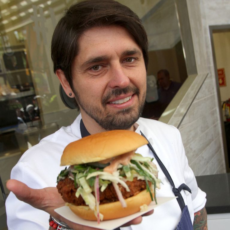 https://www.gettyimages.co.uk/detail/news-photo/chef-ludo-lefebvre-presents-his-fried-chicken-sandwich-news-photo/517651172?phrase=Fried%20chicken%20sandwich