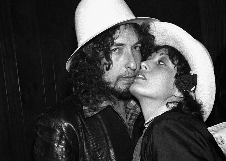 https://www.gettyimages.co.uk/detail/news-photo/bob-dylan-and-ronee-blakley-backstage-at-a-ronee-blakley-news-photo/84674719 Bob Dylan Ronee Blakley