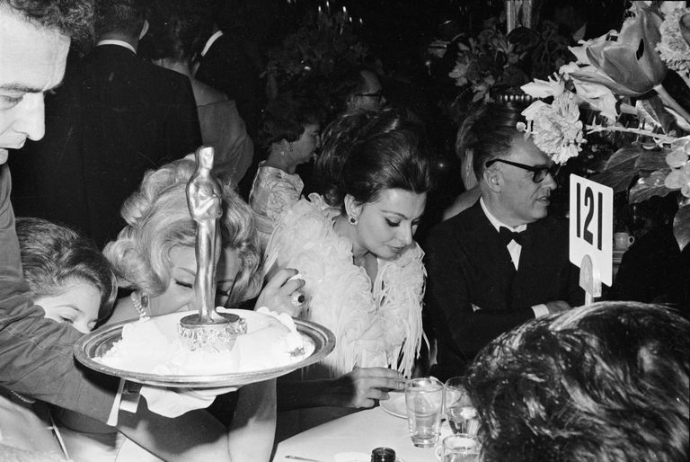 https://www.gettyimages.co.uk/detail/news-photo/italian-born-actress-sophia-loren-eats-at-the-academy-news-photo/2905647 Oscars Sophia Loren