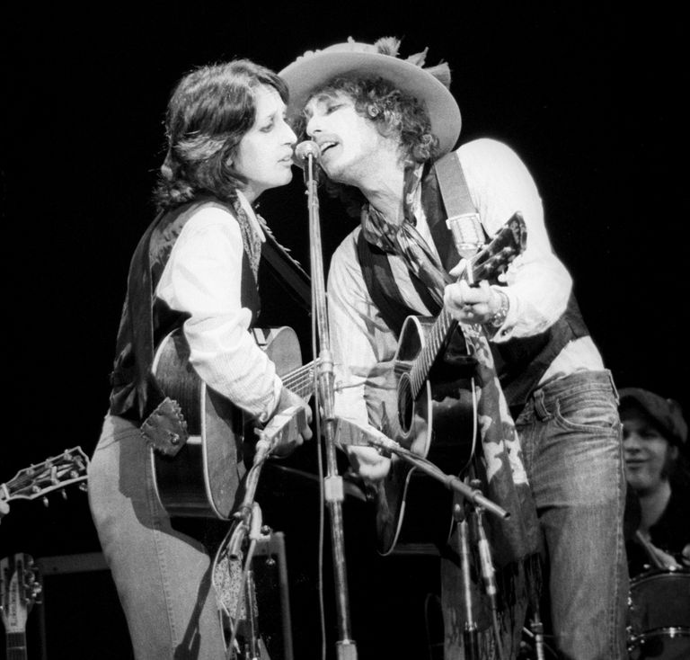 https://www.gettyimages.co.uk/detail/news-photo/american-singer-songwriter-musician-and-activist-joan-baez-news-photo/1149132700 Bob Dylan Joan Baez