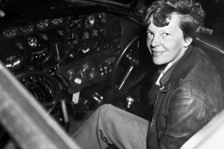 https://www.gettyimages.co.uk/detail/news-photo/amelia-earhart-smiles-as-she-sits-clad-in-a-leather-news-photo/517323362