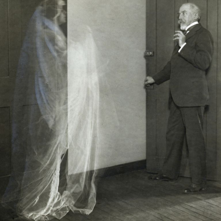 https://www.gettyimages.co.uk/detail/news-photo/lady-ghost-stalks-frightened-elderly-professor-photograph-news-photo/515581918?phrase=Ghostly%2020th%20Century