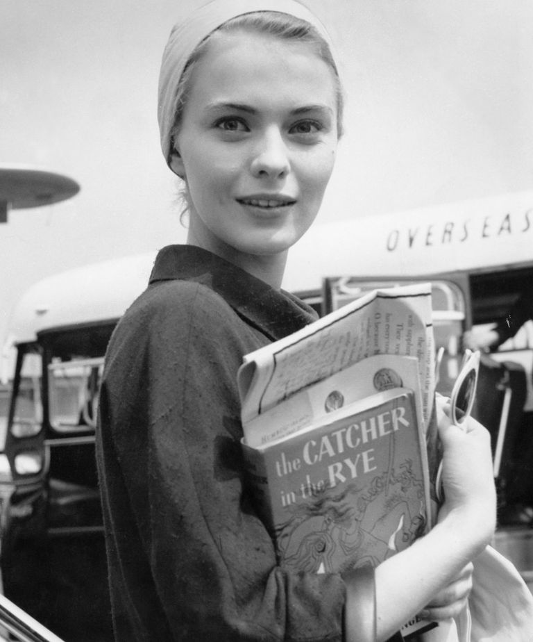 https://www.gettyimages.co.uk/detail/news-photo/american-actress-jean-seberg-arrives-at-an-airport-carrying-news-photo/954611732?adppopup=true