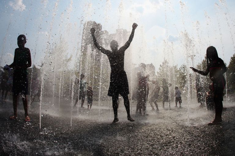 https://www.gettyimages.com/detail/news-photo/group-of-people-cool-off-in-a-fountain-at-the-inner-harbor-news-photo/119598852?phrase=heat%20wave%20united%20states&adppopup=true