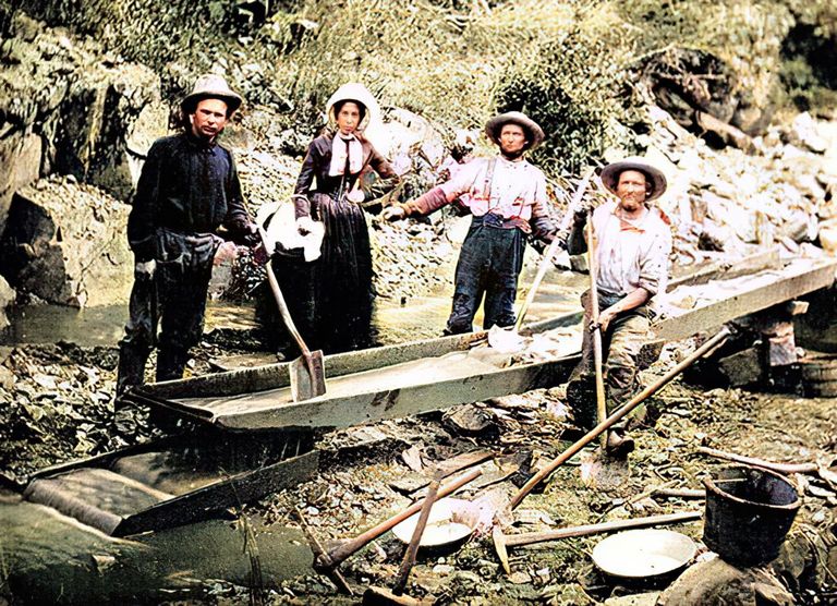 https://www.gettyimages.com/detail/news-photo/california-gold-rush-prospectors-both-male-and-female-news-photo/1388218728?phrase=california%20gold%20rush%20color&adppopup=true
